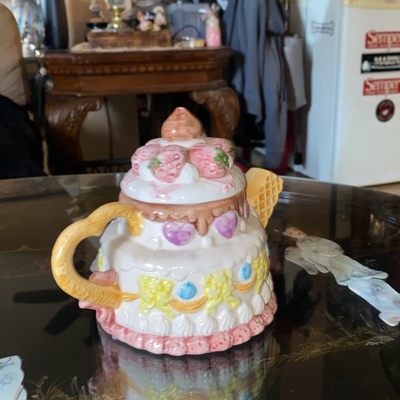 Vintage Strawberry Short Cake Teapot with Waffle Cone Handle - Picture 2 of 6